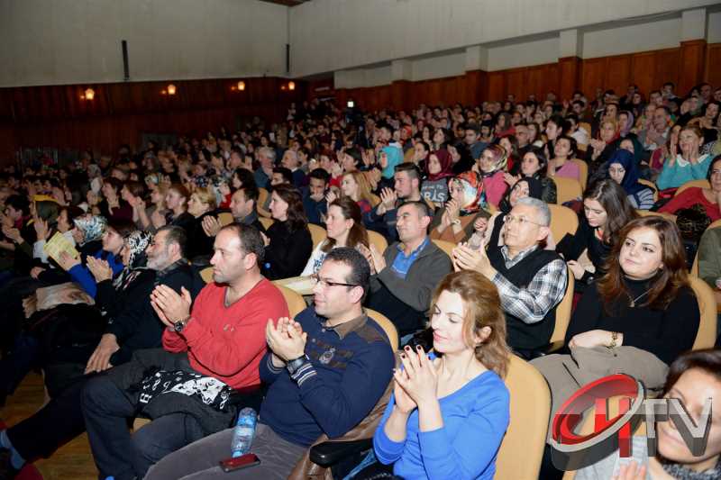 Çorum  Belediyesi Kültür ve Sosyal İşleri Türk Sanat Müziği Konseri, izleyenleri adeta büyüledi.Çorum Devlet Tiyatro Salonunda gerçekleşen Konser tek kelimeyle muhteşemdi.Devlet tiyatro Salonu Tıklım tıklım doldu ve Salon dışına Belediye tarafından sinevizyon kuruldu.