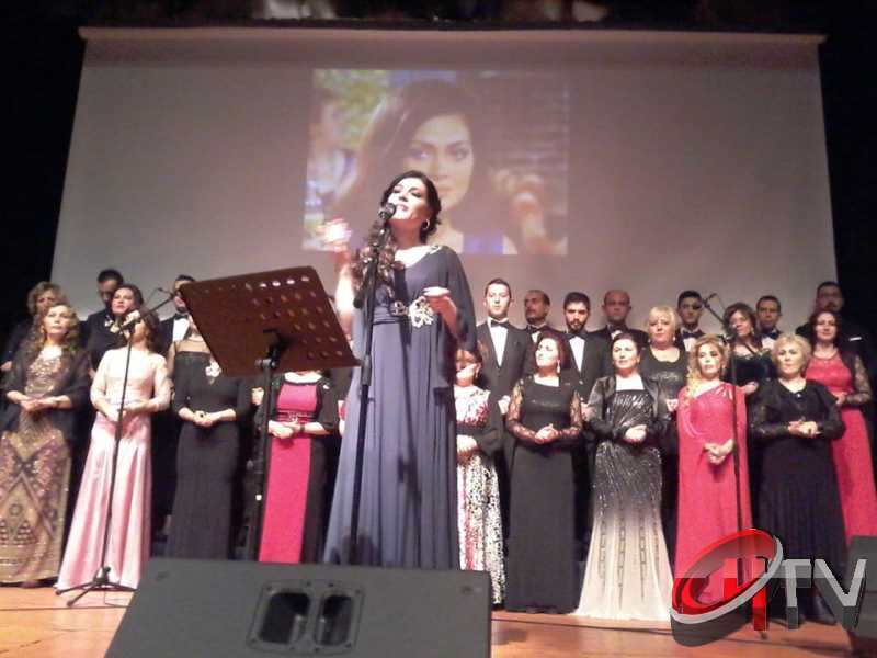 BELEDİYE TSM KOROSU TRT KOROSU OLMUŞ
MUHTEŞEM YEŞİLÇAM ŞARKILARI BÜYÜLEDİBelediye’den “Türk Sinemasının 100. Yılında Yeşilçam Şarkıları” konseri bu gece Kaçmaz... Türk Filmlerinde yer alan unutulmaz şarkıları Çorum Belediyesi Türk Sanat Musikisi (TSM) Koro üyeleri tarafından seslendirildi. Moderatör Şef Ömer Erdal Cerit tarafından yönetilecek olan TSM topluluk üyeleri 1953-197