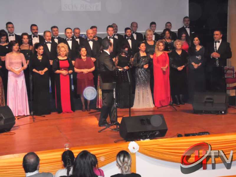 BELEDİYE TSM KOROSU TRT KOROSU OLMUŞ
MUHTEŞEM YEŞİLÇAM ŞARKILARI BÜYÜLEDİBelediye’den “Türk Sinemasının 100. Yılında Yeşilçam Şarkıları” konseri bu gece Kaçmaz... Türk Filmlerinde yer alan unutulmaz şarkıları Çorum Belediyesi Türk Sanat Musikisi (TSM) Koro üyeleri tarafından seslendirildi. Moderatör Şef Ömer Erdal Cerit tarafından yönetilecek olan TSM topluluk üyeleri 1953-197