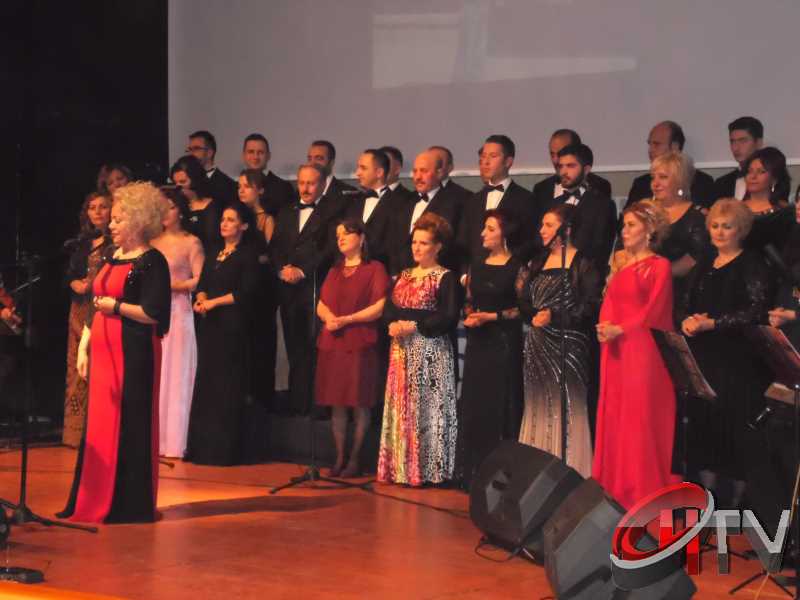 BELEDİYE TSM KOROSU TRT KOROSU OLMUŞ
MUHTEŞEM YEŞİLÇAM ŞARKILARI BÜYÜLEDİBelediye’den “Türk Sinemasının 100. Yılında Yeşilçam Şarkıları” konseri bu gece Kaçmaz... Türk Filmlerinde yer alan unutulmaz şarkıları Çorum Belediyesi Türk Sanat Musikisi (TSM) Koro üyeleri tarafından seslendirildi. Moderatör Şef Ömer Erdal Cerit tarafından yönetilecek olan TSM topluluk üyeleri 1953-197