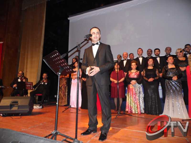 BELEDİYE TSM KOROSU TRT KOROSU OLMUŞ
MUHTEŞEM YEŞİLÇAM ŞARKILARI BÜYÜLEDİBelediye’den “Türk Sinemasının 100. Yılında Yeşilçam Şarkıları” konseri bu gece Kaçmaz... Türk Filmlerinde yer alan unutulmaz şarkıları Çorum Belediyesi Türk Sanat Musikisi (TSM) Koro üyeleri tarafından seslendirildi. Moderatör Şef Ömer Erdal Cerit tarafından yönetilecek olan TSM topluluk üyeleri 1953-197