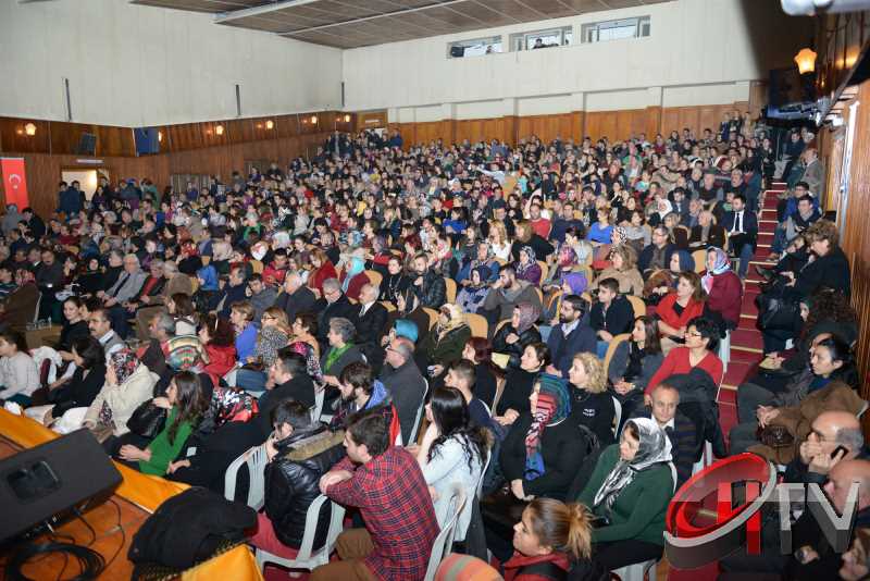 Çorum  Belediyesi Kültür ve Sosyal İşleri Türk Sanat Müziği Konseri, izleyenleri adeta büyüledi.Çorum Devlet Tiyatro Salonunda gerçekleşen Konser tek kelimeyle muhteşemdi.Devlet tiyatro Salonu Tıklım tıklım doldu ve Salon dışına Belediye tarafından sinevizyon kuruldu.