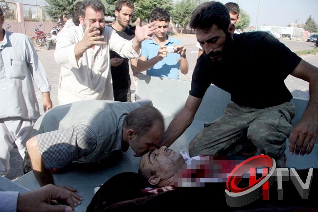 Kilis'e cesedi gelen Suriyeli bir muhalif.