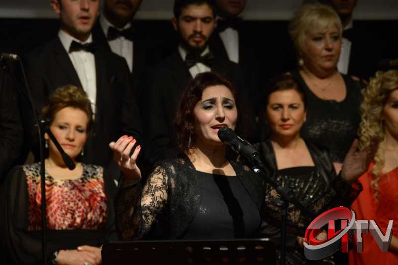 BELEDİYE TSM KOROSU TRT KOROSU OLMUŞ
MUHTEŞEM YEŞİLÇAM ŞARKILARI BÜYÜLEDİBelediye’den “Türk Sinemasının 100. Yılında Yeşilçam Şarkıları” konseri bu gece Kaçmaz... Türk Filmlerinde yer alan unutulmaz şarkıları Çorum Belediyesi Türk Sanat Musikisi (TSM) Koro üyeleri tarafından seslendirildi. Moderatör Şef Ömer Erdal Cerit tarafından yönetilecek olan TSM topluluk üyeleri 1953-197