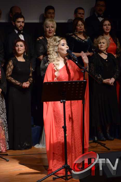 BELEDİYE TSM KOROSU TRT KOROSU OLMUŞ
MUHTEŞEM YEŞİLÇAM ŞARKILARI BÜYÜLEDİBelediye’den “Türk Sinemasının 100. Yılında Yeşilçam Şarkıları” konseri bu gece Kaçmaz... Türk Filmlerinde yer alan unutulmaz şarkıları Çorum Belediyesi Türk Sanat Musikisi (TSM) Koro üyeleri tarafından seslendirildi. Moderatör Şef Ömer Erdal Cerit tarafından yönetilecek olan TSM topluluk üyeleri 1953-197