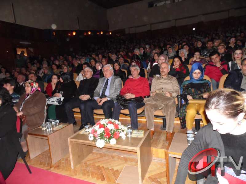 BELEDİYE TSM KOROSU TRT KOROSU OLMUŞ
MUHTEŞEM YEŞİLÇAM ŞARKILARI BÜYÜLEDİBelediye’den “Türk Sinemasının 100. Yılında Yeşilçam Şarkıları” konseri bu gece Kaçmaz... Türk Filmlerinde yer alan unutulmaz şarkıları Çorum Belediyesi Türk Sanat Musikisi (TSM) Koro üyeleri tarafından seslendirildi. Moderatör Şef Ömer Erdal Cerit tarafından yönetilecek olan TSM topluluk üyeleri 1953-197