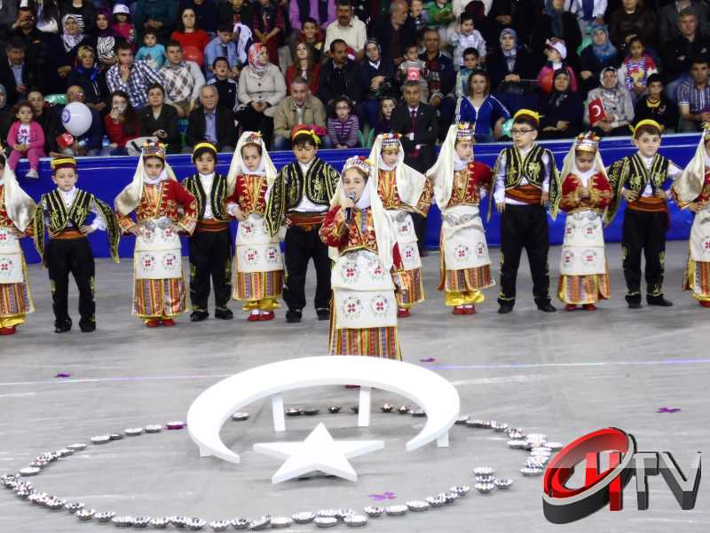 KARE KARE 23.NİSAN KUTLAMALARI FOTOĞRAFLARI Çorum Atatürk Kapalı Spor salonunda 23 Nisan Ulusal Egemenlik ve Çocuk Bayramı’nın 94. Yıldönümü etkinliklerle kutlanıyor.