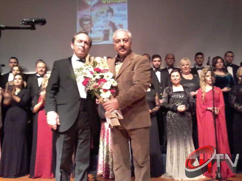 BELEDİYE TSM KOROSU TRT KOROSU OLMUŞ
MUHTEŞEM YEŞİLÇAM ŞARKILARI BÜYÜLEDİBelediye’den “Türk Sinemasının 100. Yılında Yeşilçam Şarkıları” konseri bu gece Kaçmaz... Türk Filmlerinde yer alan unutulmaz şarkıları Çorum Belediyesi Türk Sanat Musikisi (TSM) Koro üyeleri tarafından seslendirildi. Moderatör Şef Ömer Erdal Cerit tarafından yönetilecek olan TSM topluluk üyeleri 1953-197