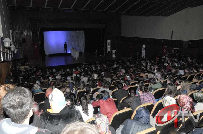 Çanakkale oyununda seyirci salona sığmadı