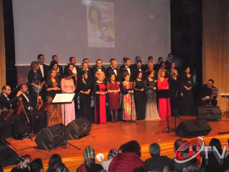 BELEDİYE TSM KOROSU TRT KOROSU OLMUŞ
MUHTEŞEM YEŞİLÇAM ŞARKILARI BÜYÜLEDİBelediye’den “Türk Sinemasının 100. Yılında Yeşilçam Şarkıları” konseri bu gece Kaçmaz... Türk Filmlerinde yer alan unutulmaz şarkıları Çorum Belediyesi Türk Sanat Musikisi (TSM) Koro üyeleri tarafından seslendirildi. Moderatör Şef Ömer Erdal Cerit tarafından yönetilecek olan TSM topluluk üyeleri 1953-197