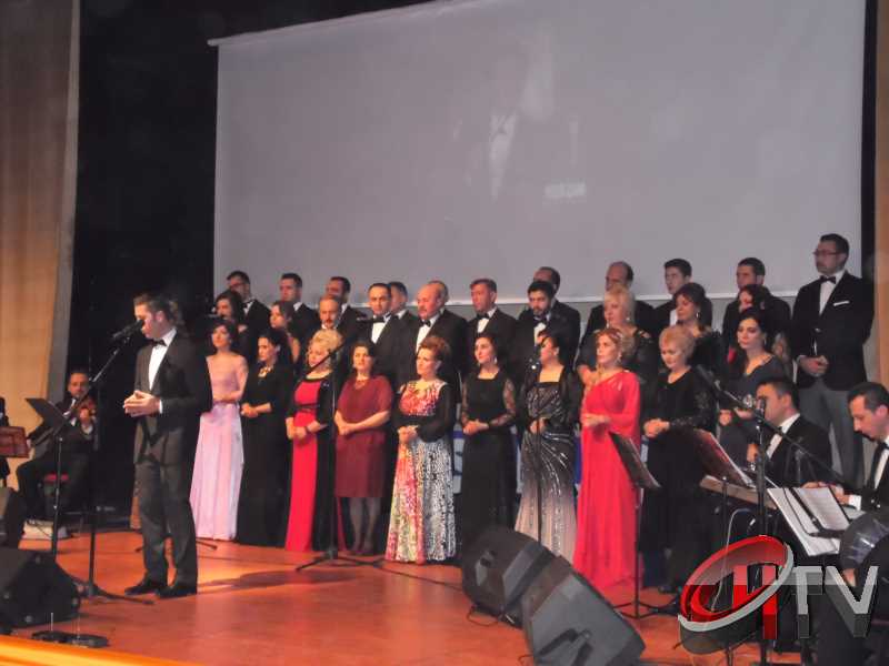 BELEDİYE TSM KOROSU TRT KOROSU OLMUŞ
MUHTEŞEM YEŞİLÇAM ŞARKILARI BÜYÜLEDİBelediye’den “Türk Sinemasının 100. Yılında Yeşilçam Şarkıları” konseri bu gece Kaçmaz... Türk Filmlerinde yer alan unutulmaz şarkıları Çorum Belediyesi Türk Sanat Musikisi (TSM) Koro üyeleri tarafından seslendirildi. Moderatör Şef Ömer Erdal Cerit tarafından yönetilecek olan TSM topluluk üyeleri 1953-197