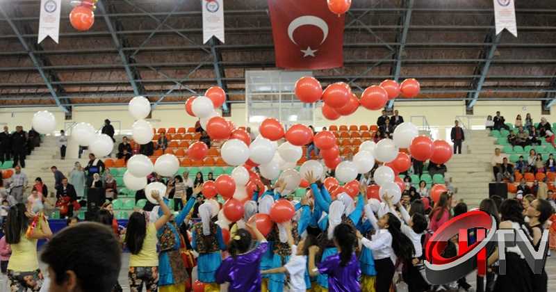 KARE KARE 23.NİSAN KUTLAMALARI FOTOĞRAFLARI Çorum Atatürk Kapalı Spor salonunda 23 Nisan Ulusal Egemenlik ve Çocuk Bayramı’nın 94. Yıldönümü etkinliklerle kutlanıyor.