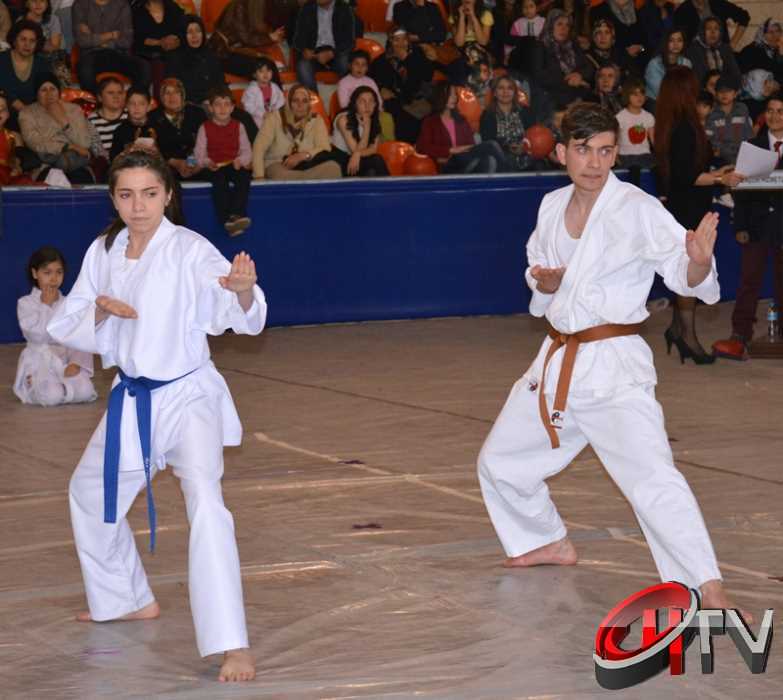 KARE KARE 23.NİSAN KUTLAMALARI FOTOĞRAFLARI Çorum Atatürk Kapalı Spor salonunda 23 Nisan Ulusal Egemenlik ve Çocuk Bayramı’nın 94. Yıldönümü etkinliklerle kutlanıyor.