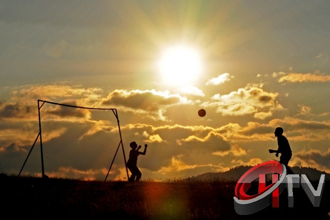  Gümüşhanede, çocukların toprak sahada günbatımındaki futbol maçından bir kare.
