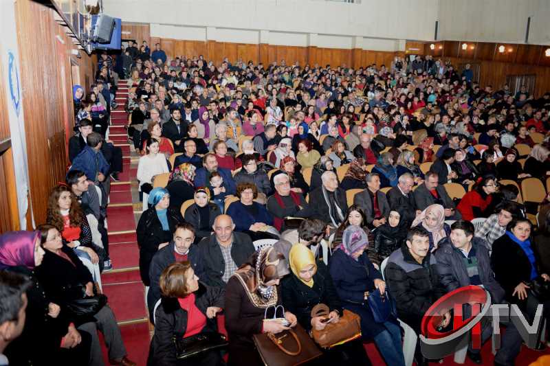 BELEDİYE TSM KOROSU TRT KOROSU OLMUŞ
MUHTEŞEM YEŞİLÇAM ŞARKILARI BÜYÜLEDİBelediye’den “Türk Sinemasının 100. Yılında Yeşilçam Şarkıları” konseri bu gece Kaçmaz... Türk Filmlerinde yer alan unutulmaz şarkıları Çorum Belediyesi Türk Sanat Musikisi (TSM) Koro üyeleri tarafından seslendirildi. Moderatör Şef Ömer Erdal Cerit tarafından yönetilecek olan TSM topluluk üyeleri 1953-197