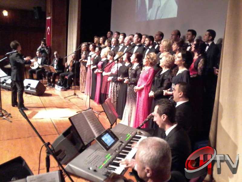 BELEDİYE TSM KOROSU TRT KOROSU OLMUŞ
MUHTEŞEM YEŞİLÇAM ŞARKILARI BÜYÜLEDİBelediye’den “Türk Sinemasının 100. Yılında Yeşilçam Şarkıları” konseri bu gece Kaçmaz... Türk Filmlerinde yer alan unutulmaz şarkıları Çorum Belediyesi Türk Sanat Musikisi (TSM) Koro üyeleri tarafından seslendirildi. Moderatör Şef Ömer Erdal Cerit tarafından yönetilecek olan TSM topluluk üyeleri 1953-197