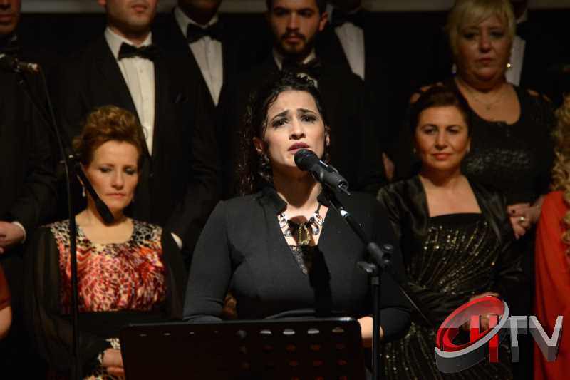 BELEDİYE TSM KOROSU TRT KOROSU OLMUŞ
MUHTEŞEM YEŞİLÇAM ŞARKILARI BÜYÜLEDİBelediye’den “Türk Sinemasının 100. Yılında Yeşilçam Şarkıları” konseri bu gece Kaçmaz... Türk Filmlerinde yer alan unutulmaz şarkıları Çorum Belediyesi Türk Sanat Musikisi (TSM) Koro üyeleri tarafından seslendirildi. Moderatör Şef Ömer Erdal Cerit tarafından yönetilecek olan TSM topluluk üyeleri 1953-197