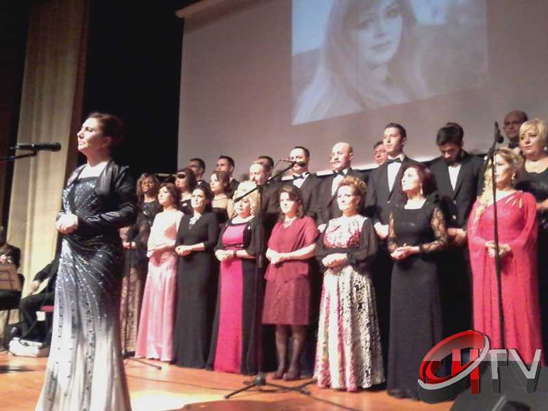 BELEDİYE TSM KOROSU TRT KOROSU OLMUŞ
MUHTEŞEM YEŞİLÇAM ŞARKILARI BÜYÜLEDİBelediye’den “Türk Sinemasının 100. Yılında Yeşilçam Şarkıları” konseri bu gece Kaçmaz... Türk Filmlerinde yer alan unutulmaz şarkıları Çorum Belediyesi Türk Sanat Musikisi (TSM) Koro üyeleri tarafından seslendirildi. Moderatör Şef Ömer Erdal Cerit tarafından yönetilecek olan TSM topluluk üyeleri 1953-197