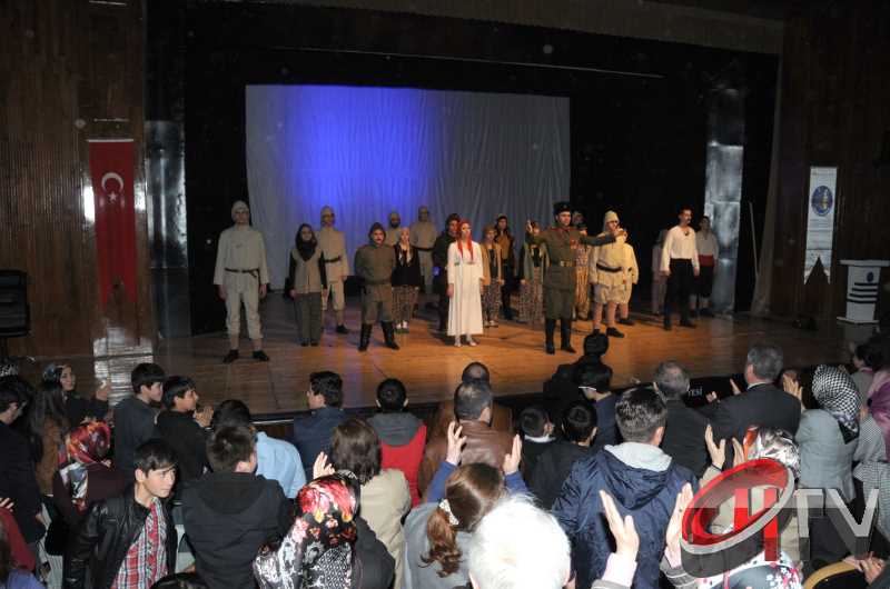 Çanakkale oyununda seyirci salona sığmadı