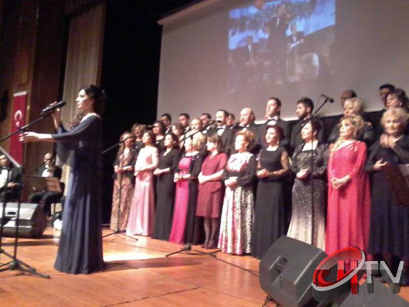 BELEDİYE TSM KOROSU TRT KOROSU OLMUŞ
MUHTEŞEM YEŞİLÇAM ŞARKILARI BÜYÜLEDİBelediye’den “Türk Sinemasının 100. Yılında Yeşilçam Şarkıları” konseri bu gece Kaçmaz... Türk Filmlerinde yer alan unutulmaz şarkıları Çorum Belediyesi Türk Sanat Musikisi (TSM) Koro üyeleri tarafından seslendirildi. Moderatör Şef Ömer Erdal Cerit tarafından yönetilecek olan TSM topluluk üyeleri 1953-197