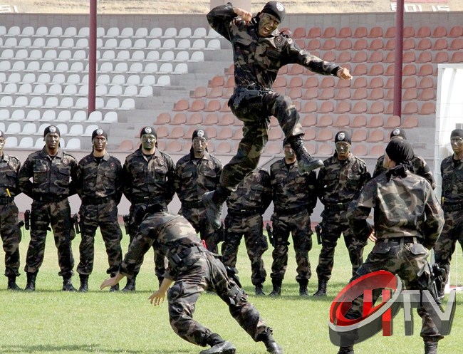  Özel Harekat birliklerinin tatbikatı sırasında ilginç görüntüler oluşmuştu.