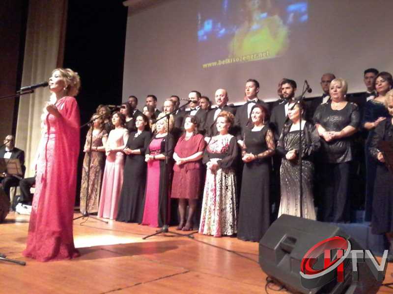 BELEDİYE TSM KOROSU TRT KOROSU OLMUŞ
MUHTEŞEM YEŞİLÇAM ŞARKILARI BÜYÜLEDİBelediye’den “Türk Sinemasının 100. Yılında Yeşilçam Şarkıları” konseri bu gece Kaçmaz... Türk Filmlerinde yer alan unutulmaz şarkıları Çorum Belediyesi Türk Sanat Musikisi (TSM) Koro üyeleri tarafından seslendirildi. Moderatör Şef Ömer Erdal Cerit tarafından yönetilecek olan TSM topluluk üyeleri 1953-197