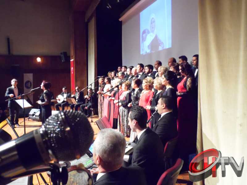 BELEDİYE TSM KOROSU TRT KOROSU OLMUŞ
MUHTEŞEM YEŞİLÇAM ŞARKILARI BÜYÜLEDİBelediye’den “Türk Sinemasının 100. Yılında Yeşilçam Şarkıları” konseri bu gece Kaçmaz... Türk Filmlerinde yer alan unutulmaz şarkıları Çorum Belediyesi Türk Sanat Musikisi (TSM) Koro üyeleri tarafından seslendirildi. Moderatör Şef Ömer Erdal Cerit tarafından yönetilecek olan TSM topluluk üyeleri 1953-197