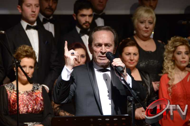 BELEDİYE TSM KOROSU TRT KOROSU OLMUŞ
MUHTEŞEM YEŞİLÇAM ŞARKILARI BÜYÜLEDİBelediye’den “Türk Sinemasının 100. Yılında Yeşilçam Şarkıları” konseri bu gece Kaçmaz... Türk Filmlerinde yer alan unutulmaz şarkıları Çorum Belediyesi Türk Sanat Musikisi (TSM) Koro üyeleri tarafından seslendirildi. Moderatör Şef Ömer Erdal Cerit tarafından yönetilecek olan TSM topluluk üyeleri 1953-197