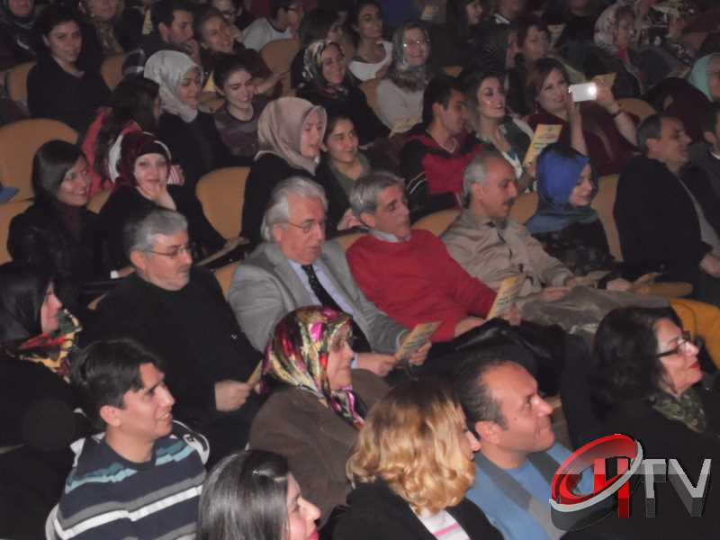 BELEDİYE TSM KOROSU TRT KOROSU OLMUŞ
MUHTEŞEM YEŞİLÇAM ŞARKILARI BÜYÜLEDİBelediye’den “Türk Sinemasının 100. Yılında Yeşilçam Şarkıları” konseri bu gece Kaçmaz... Türk Filmlerinde yer alan unutulmaz şarkıları Çorum Belediyesi Türk Sanat Musikisi (TSM) Koro üyeleri tarafından seslendirildi. Moderatör Şef Ömer Erdal Cerit tarafından yönetilecek olan TSM topluluk üyeleri 1953-197