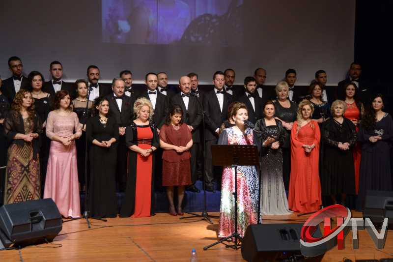 BELEDİYE TSM KOROSU TRT KOROSU OLMUŞ
MUHTEŞEM YEŞİLÇAM ŞARKILARI BÜYÜLEDİBelediye’den “Türk Sinemasının 100. Yılında Yeşilçam Şarkıları” konseri bu gece Kaçmaz... Türk Filmlerinde yer alan unutulmaz şarkıları Çorum Belediyesi Türk Sanat Musikisi (TSM) Koro üyeleri tarafından seslendirildi. Moderatör Şef Ömer Erdal Cerit tarafından yönetilecek olan TSM topluluk üyeleri 1953-197