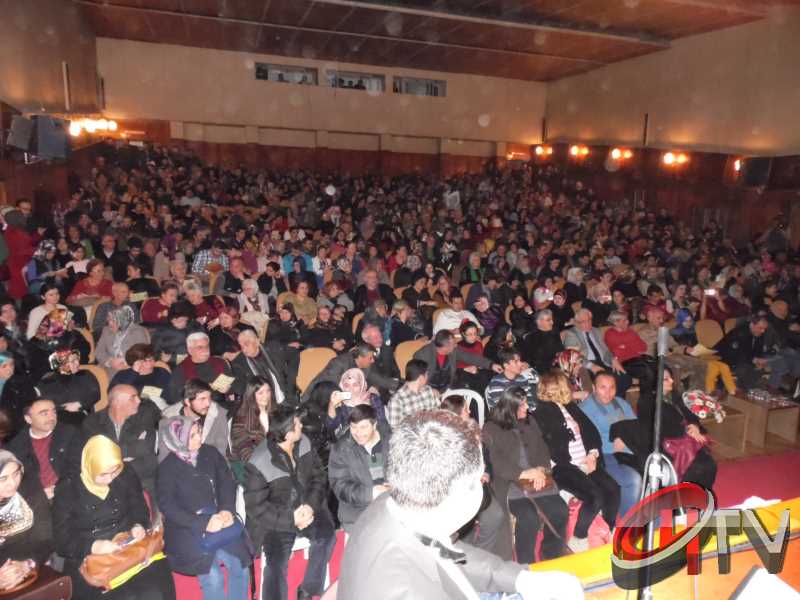 BELEDİYE TSM KOROSU TRT KOROSU OLMUŞ
MUHTEŞEM YEŞİLÇAM ŞARKILARI BÜYÜLEDİBelediye’den “Türk Sinemasının 100. Yılında Yeşilçam Şarkıları” konseri bu gece Kaçmaz... Türk Filmlerinde yer alan unutulmaz şarkıları Çorum Belediyesi Türk Sanat Musikisi (TSM) Koro üyeleri tarafından seslendirildi. Moderatör Şef Ömer Erdal Cerit tarafından yönetilecek olan TSM topluluk üyeleri 1953-197