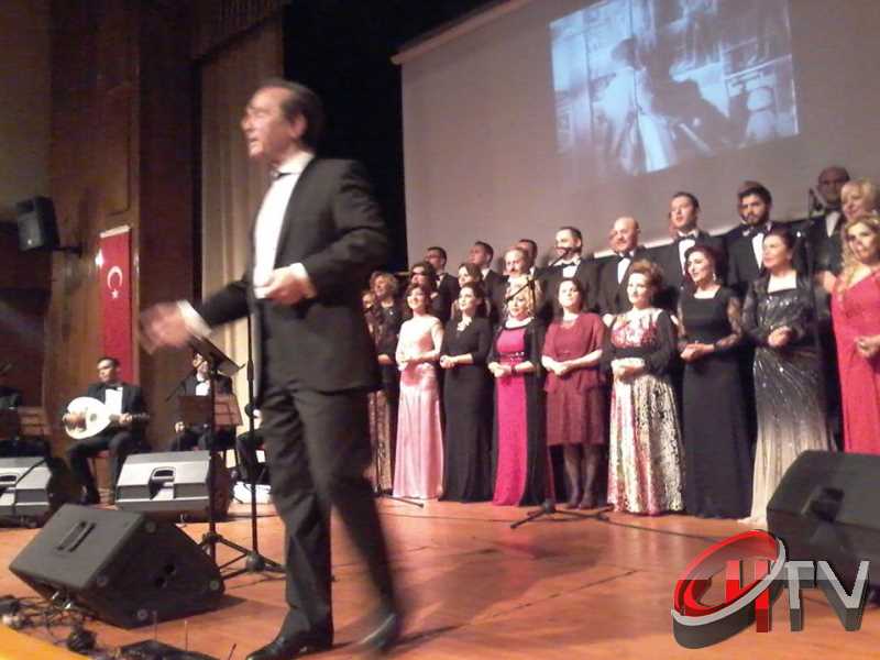 BELEDİYE TSM KOROSU TRT KOROSU OLMUŞ
MUHTEŞEM YEŞİLÇAM ŞARKILARI BÜYÜLEDİBelediye’den “Türk Sinemasının 100. Yılında Yeşilçam Şarkıları” konseri bu gece Kaçmaz... Türk Filmlerinde yer alan unutulmaz şarkıları Çorum Belediyesi Türk Sanat Musikisi (TSM) Koro üyeleri tarafından seslendirildi. Moderatör Şef Ömer Erdal Cerit tarafından yönetilecek olan TSM topluluk üyeleri 1953-197