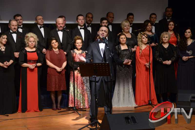 BELEDİYE TSM KOROSU TRT KOROSU OLMUŞ
MUHTEŞEM YEŞİLÇAM ŞARKILARI BÜYÜLEDİBelediye’den “Türk Sinemasının 100. Yılında Yeşilçam Şarkıları” konseri bu gece Kaçmaz... Türk Filmlerinde yer alan unutulmaz şarkıları Çorum Belediyesi Türk Sanat Musikisi (TSM) Koro üyeleri tarafından seslendirildi. Moderatör Şef Ömer Erdal Cerit tarafından yönetilecek olan TSM topluluk üyeleri 1953-197