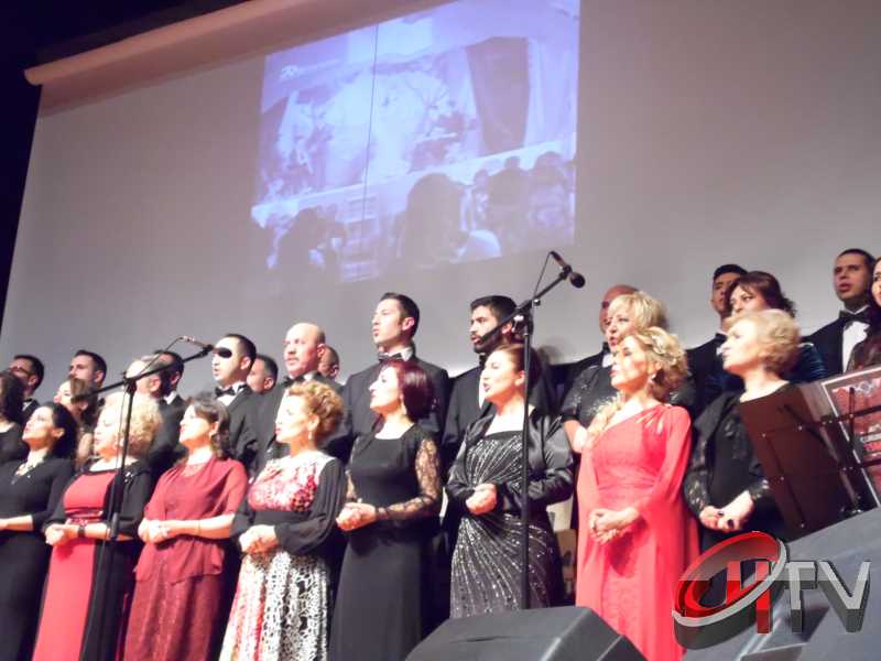 BELEDİYE TSM KOROSU TRT KOROSU OLMUŞ
MUHTEŞEM YEŞİLÇAM ŞARKILARI BÜYÜLEDİBelediye’den “Türk Sinemasının 100. Yılında Yeşilçam Şarkıları” konseri bu gece Kaçmaz... Türk Filmlerinde yer alan unutulmaz şarkıları Çorum Belediyesi Türk Sanat Musikisi (TSM) Koro üyeleri tarafından seslendirildi. Moderatör Şef Ömer Erdal Cerit tarafından yönetilecek olan TSM topluluk üyeleri 1953-197