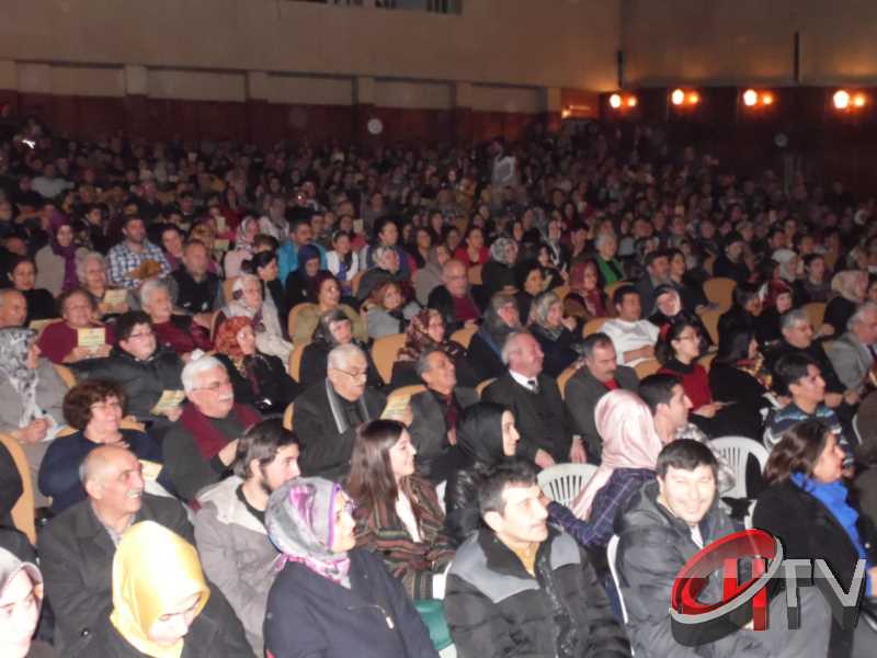 BELEDİYE TSM KOROSU TRT KOROSU OLMUŞ
MUHTEŞEM YEŞİLÇAM ŞARKILARI BÜYÜLEDİBelediye’den “Türk Sinemasının 100. Yılında Yeşilçam Şarkıları” konseri bu gece Kaçmaz... Türk Filmlerinde yer alan unutulmaz şarkıları Çorum Belediyesi Türk Sanat Musikisi (TSM) Koro üyeleri tarafından seslendirildi. Moderatör Şef Ömer Erdal Cerit tarafından yönetilecek olan TSM topluluk üyeleri 1953-197