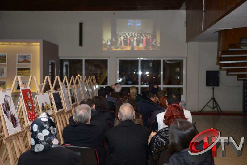 BELEDİYE TSM KOROSU TRT KOROSU OLMUŞ
MUHTEŞEM YEŞİLÇAM ŞARKILARI BÜYÜLEDİBelediye’den “Türk Sinemasının 100. Yılında Yeşilçam Şarkıları” konseri bu gece Kaçmaz... Türk Filmlerinde yer alan unutulmaz şarkıları Çorum Belediyesi Türk Sanat Musikisi (TSM) Koro üyeleri tarafından seslendirildi. Moderatör Şef Ömer Erdal Cerit tarafından yönetilecek olan TSM topluluk üyeleri 1953-197
