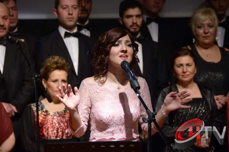 BELEDİYE TSM KOROSU TRT KOROSU OLMUŞ
MUHTEŞEM YEŞİLÇAM ŞARKILARI BÜYÜLEDİBelediye’den “Türk Sinemasının 100. Yılında Yeşilçam Şarkıları” konseri bu gece Kaçmaz... Türk Filmlerinde yer alan unutulmaz şarkıları Çorum Belediyesi Türk Sanat Musikisi (TSM) Koro üyeleri tarafından seslendirildi. Moderatör Şef Ömer Erdal Cerit tarafından yönetilecek olan TSM topluluk üyeleri 1953-197