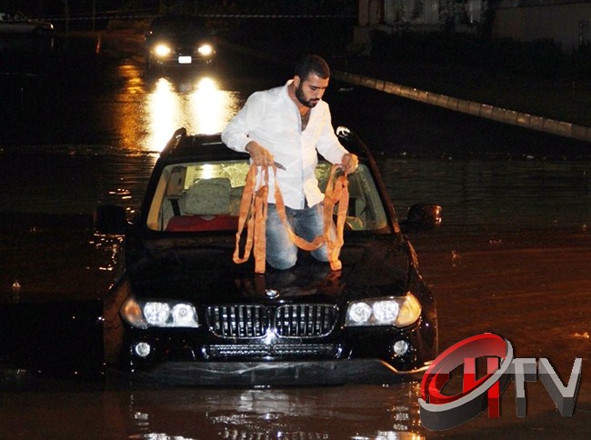 Adana'da bir vatandaş sel sırasında aracının üzerinde kurtarılmayı bekledi.