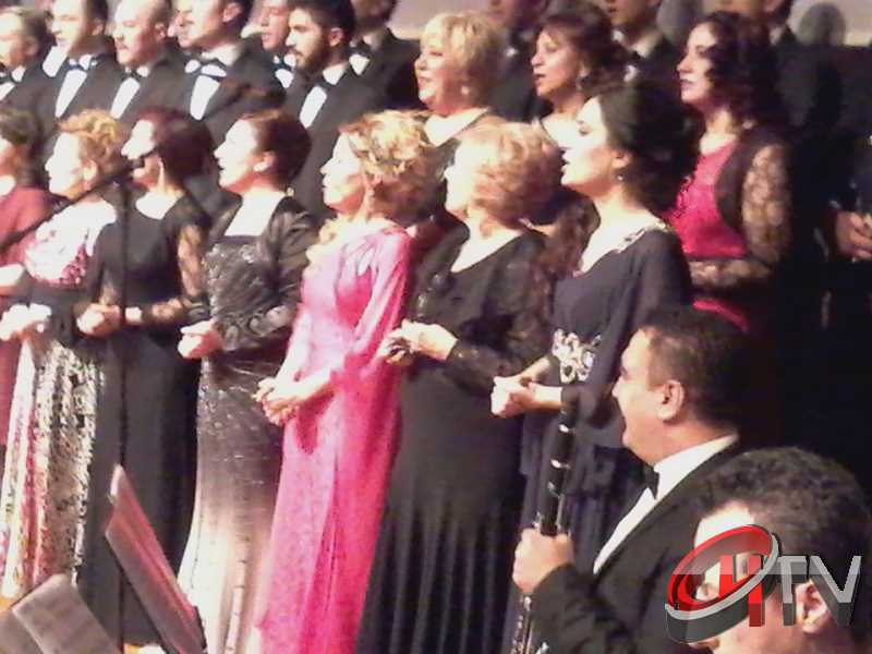 BELEDİYE TSM KOROSU TRT KOROSU OLMUŞ
MUHTEŞEM YEŞİLÇAM ŞARKILARI BÜYÜLEDİBelediye’den “Türk Sinemasının 100. Yılında Yeşilçam Şarkıları” konseri bu gece Kaçmaz... Türk Filmlerinde yer alan unutulmaz şarkıları Çorum Belediyesi Türk Sanat Musikisi (TSM) Koro üyeleri tarafından seslendirildi. Moderatör Şef Ömer Erdal Cerit tarafından yönetilecek olan TSM topluluk üyeleri 1953-197