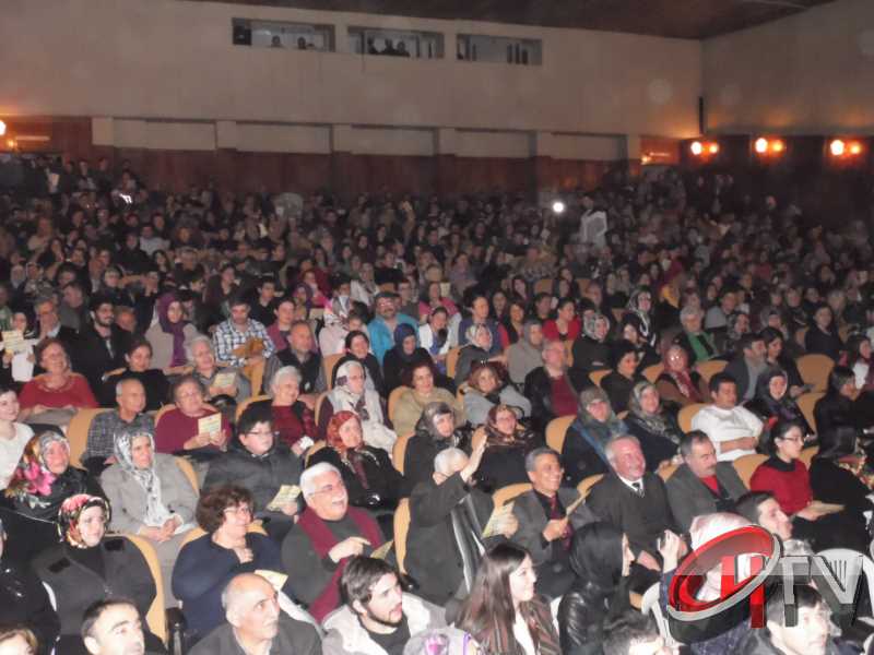 BELEDİYE TSM KOROSU TRT KOROSU OLMUŞ
MUHTEŞEM YEŞİLÇAM ŞARKILARI BÜYÜLEDİBelediye’den “Türk Sinemasının 100. Yılında Yeşilçam Şarkıları” konseri bu gece Kaçmaz... Türk Filmlerinde yer alan unutulmaz şarkıları Çorum Belediyesi Türk Sanat Musikisi (TSM) Koro üyeleri tarafından seslendirildi. Moderatör Şef Ömer Erdal Cerit tarafından yönetilecek olan TSM topluluk üyeleri 1953-197