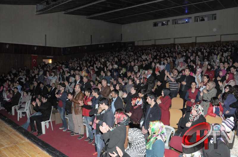 Çanakkale oyununda seyirci salona sığmadı