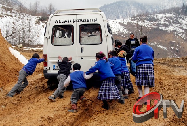 Giresun'da servis miinibüsü yolda kalınca öğrenciler çamura saplanan servisi iterek kurtarmaya çalıştı