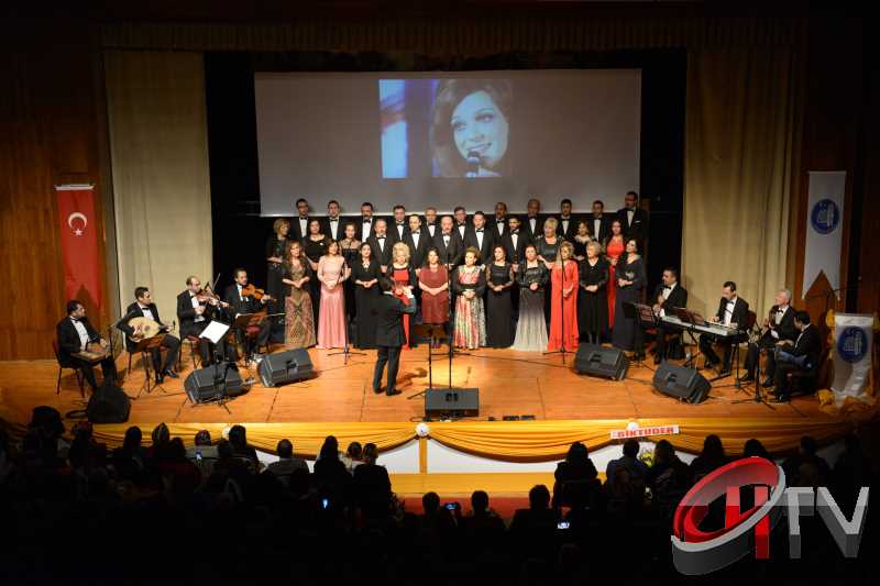 BELEDİYE TSM KOROSU TRT KOROSU OLMUŞ
MUHTEŞEM YEŞİLÇAM ŞARKILARI BÜYÜLEDİBelediye’den “Türk Sinemasının 100. Yılında Yeşilçam Şarkıları” konseri bu gece Kaçmaz... Türk Filmlerinde yer alan unutulmaz şarkıları Çorum Belediyesi Türk Sanat Musikisi (TSM) Koro üyeleri tarafından seslendirildi. Moderatör Şef Ömer Erdal Cerit tarafından yönetilecek olan TSM topluluk üyeleri 1953-197