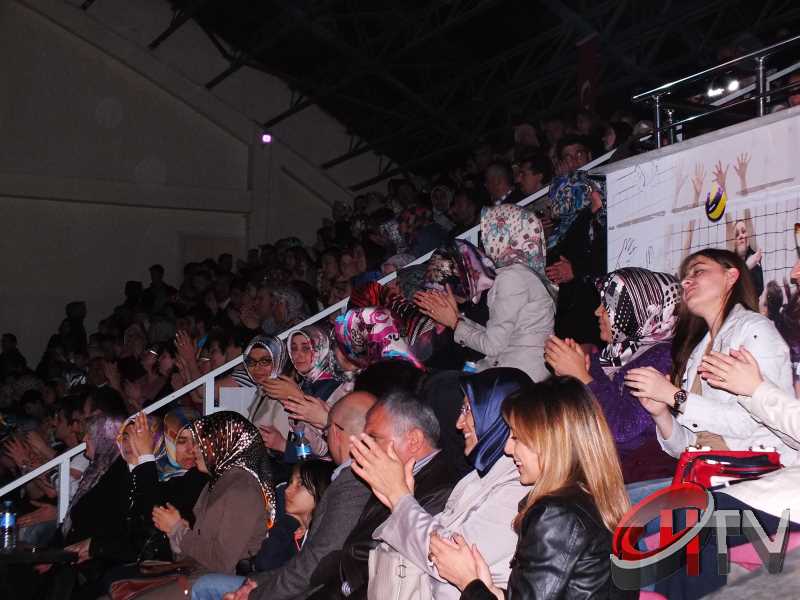 ÇORUM-ORHAN HAKALMAZ KONSERİ BAŞLADI