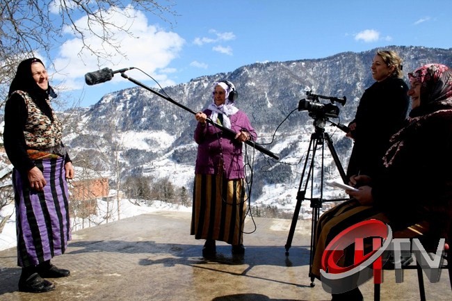 Trabzonlu kadınlar kendi çektikleri filmde sette çalışıyor.