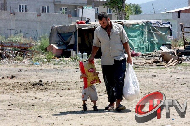  Bursa'da Romanlar, Somali için yardım topladı.