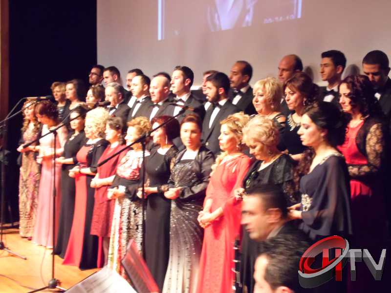 BELEDİYE TSM KOROSU TRT KOROSU OLMUŞ
MUHTEŞEM YEŞİLÇAM ŞARKILARI BÜYÜLEDİBelediye’den “Türk Sinemasının 100. Yılında Yeşilçam Şarkıları” konseri bu gece Kaçmaz... Türk Filmlerinde yer alan unutulmaz şarkıları Çorum Belediyesi Türk Sanat Musikisi (TSM) Koro üyeleri tarafından seslendirildi. Moderatör Şef Ömer Erdal Cerit tarafından yönetilecek olan TSM topluluk üyeleri 1953-197