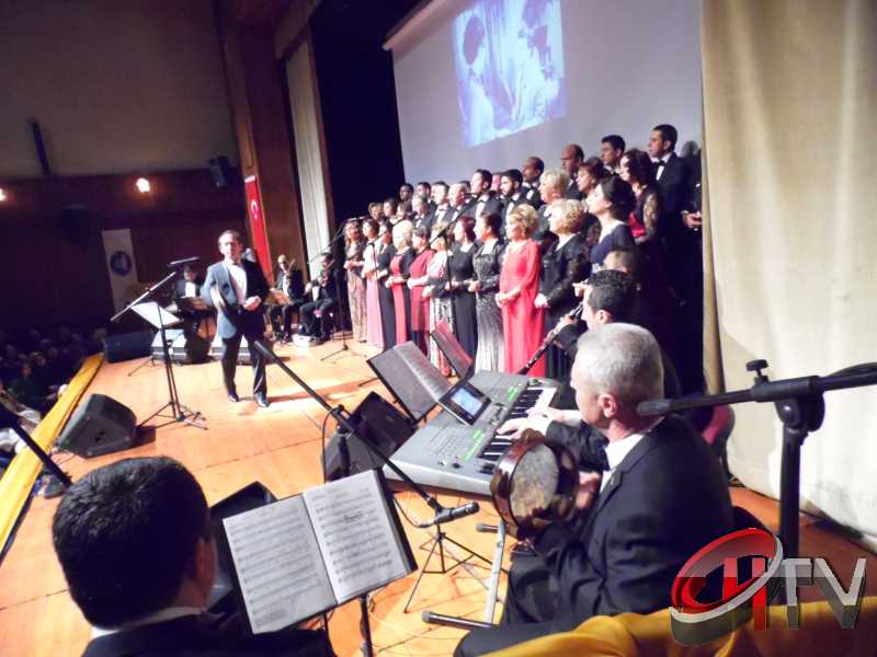 BELEDİYE TSM KOROSU TRT KOROSU OLMUŞ
MUHTEŞEM YEŞİLÇAM ŞARKILARI BÜYÜLEDİBelediye’den “Türk Sinemasının 100. Yılında Yeşilçam Şarkıları” konseri bu gece Kaçmaz... Türk Filmlerinde yer alan unutulmaz şarkıları Çorum Belediyesi Türk Sanat Musikisi (TSM) Koro üyeleri tarafından seslendirildi. Moderatör Şef Ömer Erdal Cerit tarafından yönetilecek olan TSM topluluk üyeleri 1953-197