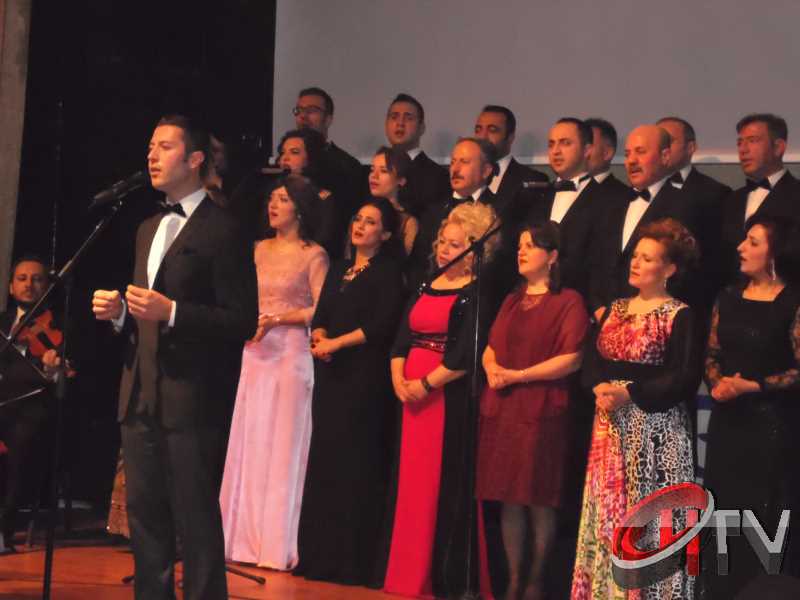 BELEDİYE TSM KOROSU TRT KOROSU OLMUŞ
MUHTEŞEM YEŞİLÇAM ŞARKILARI BÜYÜLEDİBelediye’den “Türk Sinemasının 100. Yılında Yeşilçam Şarkıları” konseri bu gece Kaçmaz... Türk Filmlerinde yer alan unutulmaz şarkıları Çorum Belediyesi Türk Sanat Musikisi (TSM) Koro üyeleri tarafından seslendirildi. Moderatör Şef Ömer Erdal Cerit tarafından yönetilecek olan TSM topluluk üyeleri 1953-197