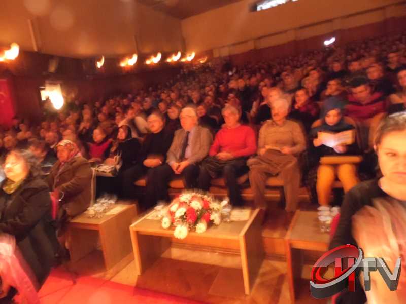 BELEDİYE TSM KOROSU TRT KOROSU OLMUŞ
MUHTEŞEM YEŞİLÇAM ŞARKILARI BÜYÜLEDİBelediye’den “Türk Sinemasının 100. Yılında Yeşilçam Şarkıları” konseri bu gece Kaçmaz... Türk Filmlerinde yer alan unutulmaz şarkıları Çorum Belediyesi Türk Sanat Musikisi (TSM) Koro üyeleri tarafından seslendirildi. Moderatör Şef Ömer Erdal Cerit tarafından yönetilecek olan TSM topluluk üyeleri 1953-197